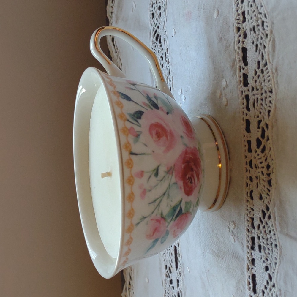 New or fairly new lovely vintage style teacup with candle 😊